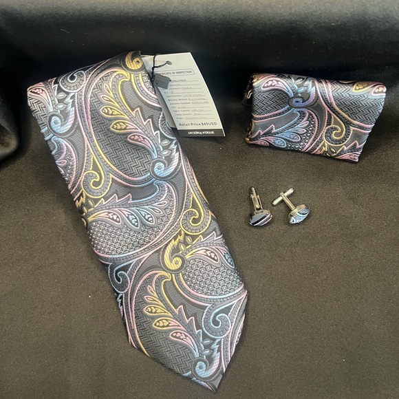 Elegant Paisley Tie Set in Black and Gold - Picture 3 of 5